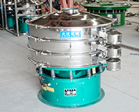 旋振篩多采用立式振動(dòng)電機(jī)作為激振來(lái)源，利用偏心塊的夾角的不同實(shí)現(xiàn)物料在篩網(wǎng)上運(yùn)動(dòng)的軌跡調(diào)整。