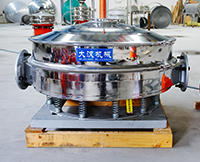 直排篩可分為單雙振動(dòng)源兩種，但其電機(jī)是懸掛在振動(dòng)篩框的外側(cè)，振動(dòng)理相對(duì)比較大。