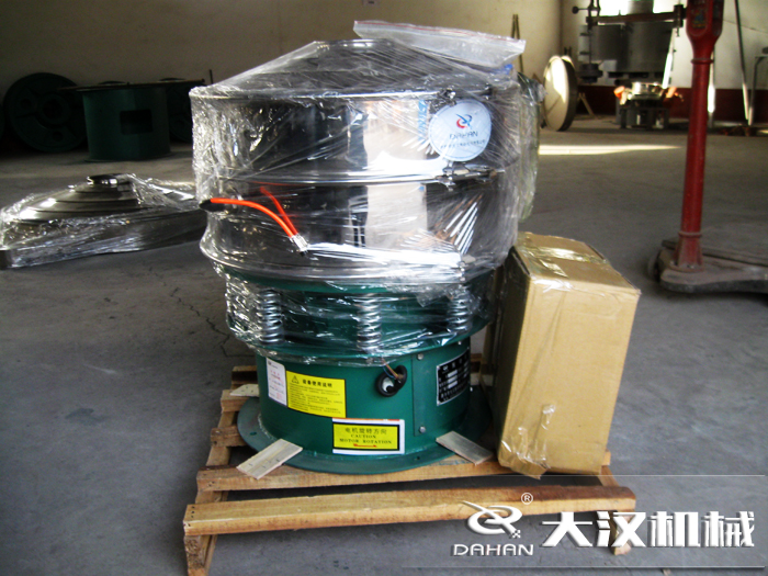 三氯蔗糖粉超聲波振動篩采用不銹鋼+碳鋼材質(zhì)的產(chǎn)品能夠更好的節(jié)省成本，同時(shí)能夠達(dá)到想要的篩分效果。