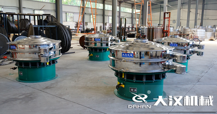 磨料振動(dòng)篩的工作原理：是由直立電機(jī)作為激振源，用來幫助物料進(jìn)行運(yùn)動(dòng)并且實(shí)現(xiàn)，理想的分級(jí)除雜效果。