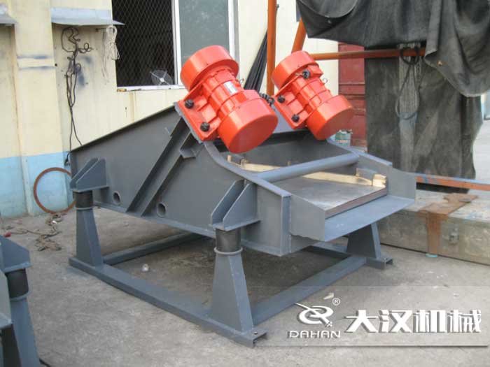 礦用振動(dòng)篩采用優(yōu)質(zhì)的錳鋼材質(zhì)，主要特點(diǎn)就耐磨性強(qiáng)，對(duì)于礦用振動(dòng)篩來說其，耐磨性是非常重要的。