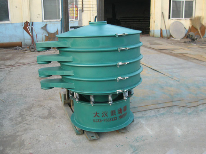 直徑1000型振動篩除了有碳鋼材質(zhì)其還有不銹鋼+碳鋼，以及全不銹鋼的選擇，用戶可根據(jù)用戶物料的性質(zhì)不同可進(jìn)行選擇。