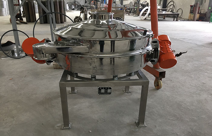 主要采用的是雙振動(dòng)電機(jī)振動(dòng)，其振動(dòng)力比普通振動(dòng)篩要高，同時(shí)采用直泄式的排料方式，很好的解決了堵料塞料的問題。